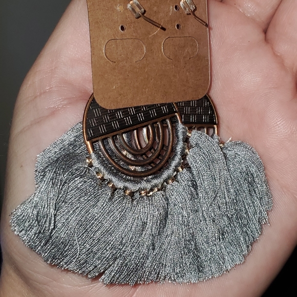 Gray threaded bohemian dangle earrings - Picture 2 of 2